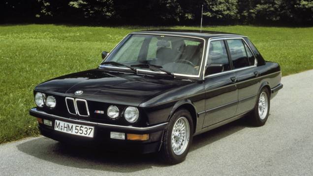 Logo os modelos de rua viraram o foco da BMW M; o M5 foi um dos primeiros carros de passeio preparados pela empresa, rendendo 286 cv com um motor evoluído do M1 | <a href="https://quatrorodas.abril.com.br/noticias/bmw-motorsport-completa-40-anos-321570_p.sh" rel="migration"></a> Logo os modelos de rua viraram o foco da BMW M; o M5 foi um dos primeiros carros de passeio preparados pela empresa, rendendo 286 cv com um motor evoluído do M1 | <a href="https://quatrorodas.abril.com.br/noticias/bmw-motorsport-completa-40-anos-321570_p.sh" rel="migration"></a>