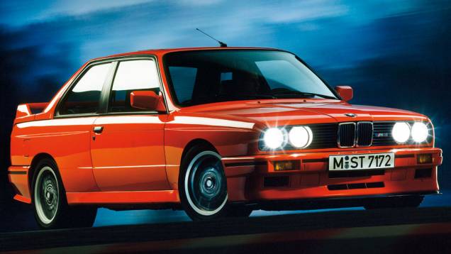 Lançado em 1986, o M3 é o modelo mais famoso (e vendido) da divisão esportiva; a primeira geração usava um motor 2.3 que rendia até 200 cv | <a href="https://quatrorodas.abril.com.br/noticias/bmw-motorsport-completa-40-anos-321570_p.shtml" rel="migration">Leia mais</a> Lançado em 1986, o M3 é o modelo mais famoso (e vendido) da divisão esportiva; a primeira geração usava um motor 2.3 que rendia até 200 cv | <a href="https://quatrorodas.abril.com.br/noticias/bmw-motorsport-completa-40-anos-321570_p.shtml" rel="migration">Leia mais</a>