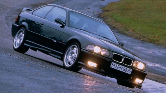 Sucesso mesmo fez a segunda geração do M3, fabricada entre 1992 e 1999; oferecido nas versões cupê, sedã e conversível, chegou a ser vendido com 321 cv e teve mais de 70 mil unidades produzidas | <a href="https://quatrorodas.abril.com.br/noticias/bmw-motors" rel="migration"></a> Sucesso mesmo fez a segunda geração do M3, fabricada entre 1992 e 1999; oferecido nas versões cupê, sedã e conversível, chegou a ser vendido com 321 cv e teve mais de 70 mil unidades produzidas | <a href="https://quatrorodas.abril.com.br/noticias/bmw-motors" rel="migration"></a>
