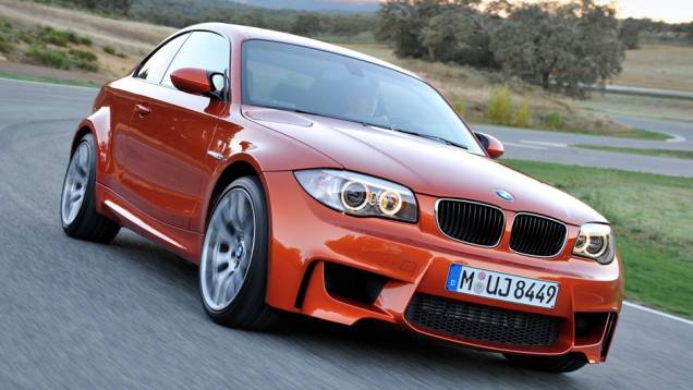 O Série 1 M Coupé surgiu em 2010 arrebatando os fãs da BMW com seu estilo invocado e desempenho de gente grande: aceleração de 0 a 100 km/h em 4,5 segundos e velocidade máxima limitada em 250 km/h | <a href="https://quatrorodas.abril.com.br/noticias/bmw-mot" rel="migration"></a> O Série 1 M Coupé surgiu em 2010 arrebatando os fãs da BMW com seu estilo invocado e desempenho de gente grande: aceleração de 0 a 100 km/h em 4,5 segundos e velocidade máxima limitada em 250 km/h | <a href="https://quatrorodas.abril.com.br/noticias/bmw-mot" rel="migration"></a>