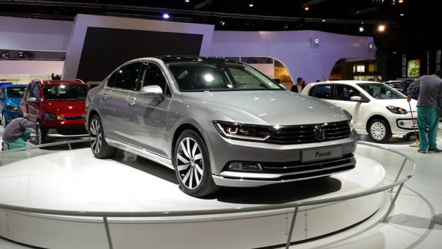 E na Volkswagen o novo sedã de luxo Passat foi revelado