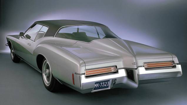 Riveira 1971O desenho fastback do Chevrolet Corvette 1963-1967, com dobras no vidro traseiro, pareceu renascer no Riviera 1971, uma ousadia rara na Buick
