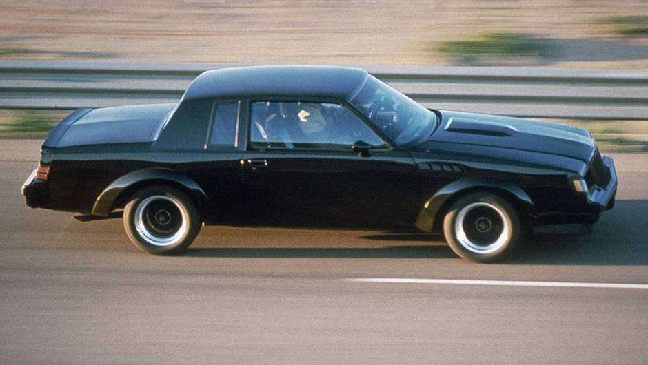 GNX 1987Ele era um Regal Grand National repleto de opcionais. Levado &agrave; pista de teste por uma revista americana, fez 0 a 96 km/h em 4.7 segundos