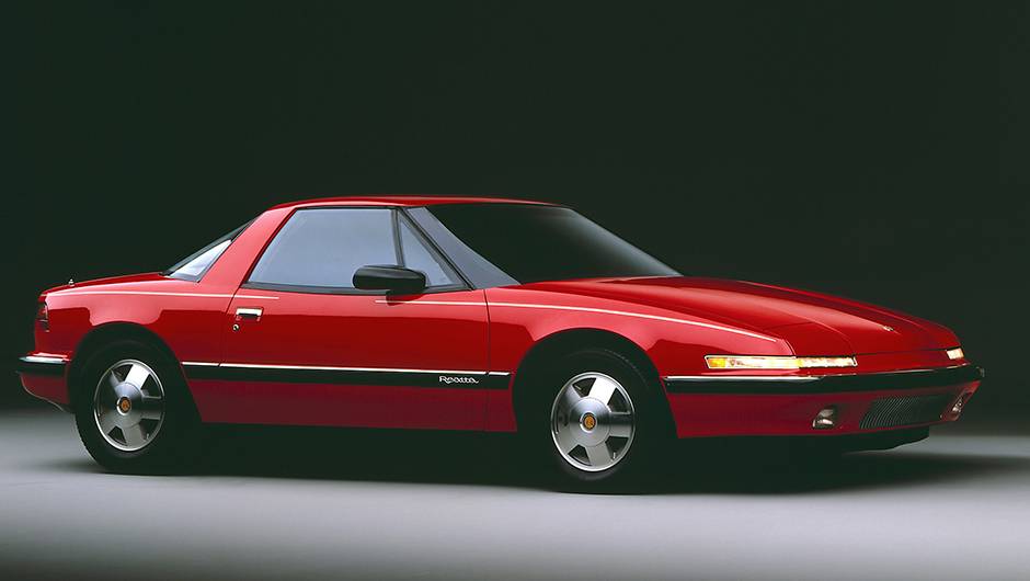 Reatta 1988Ele trouxe estilo e exclusividade &agrave; linha, sendo o &uacute;nico Buick oferecido at&eacute; hoje s&oacute; com dois lugares. Em 1990, ganhou vers&atilde;o convers&iacute;vel