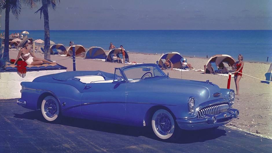 Skylark 1953Vers&atilde;o do Roadmaster, cinquenten&aacute;rio da Buick, com teto e linha de cintura mais baixos, ganhou para-brisa envolvente e um dos pares de barbatanas mais curiosos da d&eacute;cada
