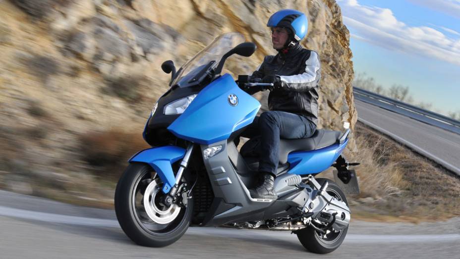 Maxiscooter começará a ser vendido no fim do mês de março no Brasil, disponível em três cores (azul, branco e preto) | <a href="https://quatrorodas.abril.com.br/moto/noticias/bmw-lanca-c-600-sport-r-52-mil-776751.shtml" rel="migration">Leia mais</a>