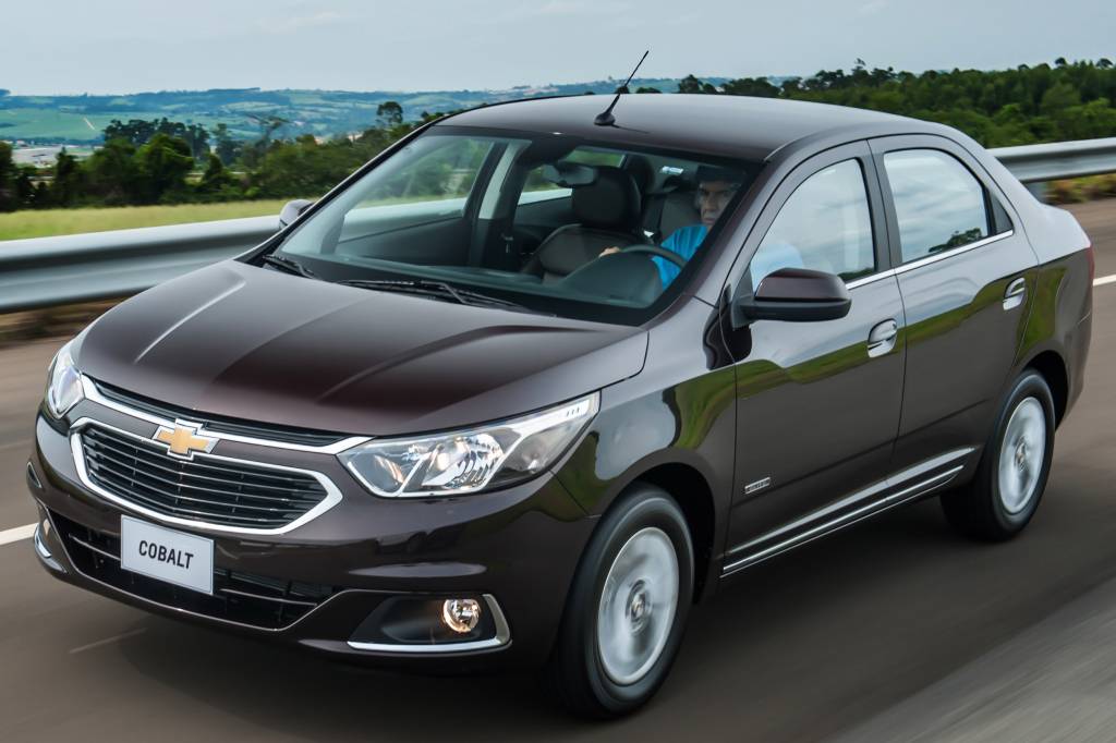 <strong>Chevrolet Cobalt</strong> &ndash; Buscando um reposicionamento na linha da marca no Brasil, o sed&atilde; mudou&nbsp;e abandonou o visual pol&ecirc;mico de 2011. Perdeu a vers&atilde;o de entrada LS e ganhou a topo de linha Elite.&nbsp;