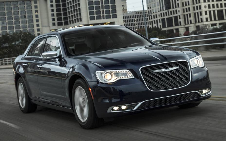 <strong>Chrysler 300C</strong> – Conhecido por seu estilo imponente, o sedã <a href="https://quatrorodas.abril.com.br/materia/chrysler-300c-897161/  " rel="o 300C chegou ao Brasil" target="_blank">chegou ao Brasil</a> com design retocado para 2015. A versão única é equipada com motor V6 3.6 de 296 cv de potência.