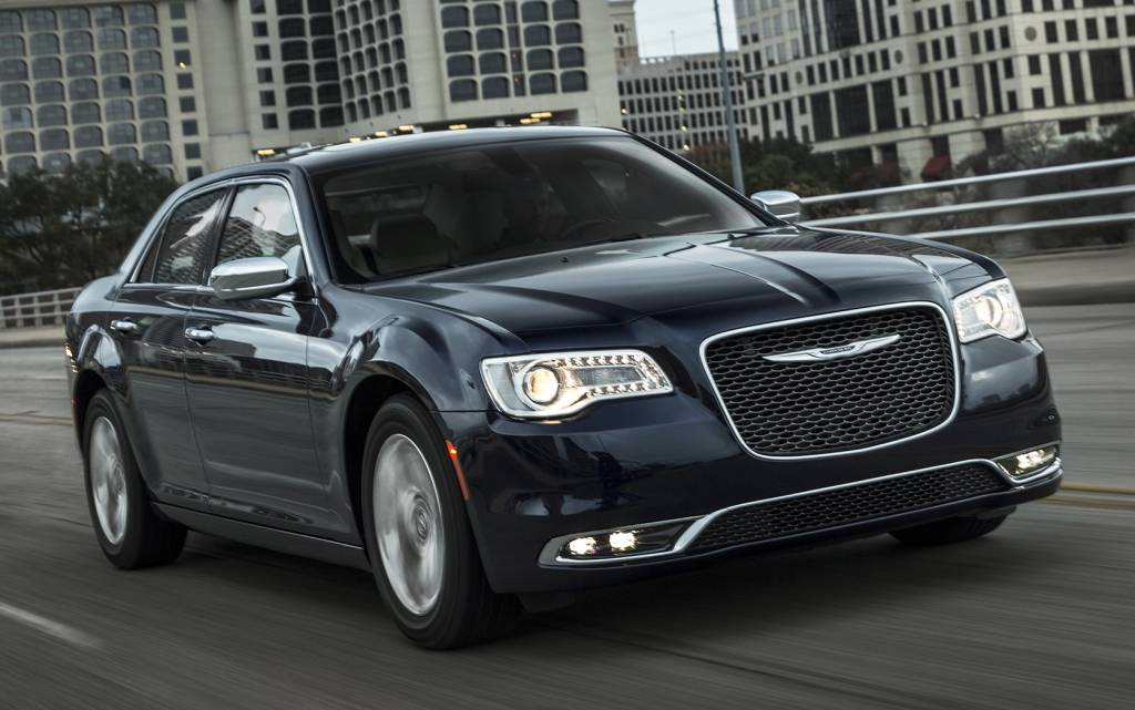 <strong>Chrysler 300C</strong> &ndash; Conhecido por seu estilo imponente, o sed&atilde;&nbsp;<a href="https://quatrorodas.abril.com.br/materia/chrysler-300c-897161/  " rel="o 300C chegou ao Brasil" target="_blank">chegou ao Brasil</a> com design retocado para 2015. A vers&atilde;o &uacute;nica &eacute; equipada com motor V6 3.6 de 296 cv de pot&ecirc;ncia.
