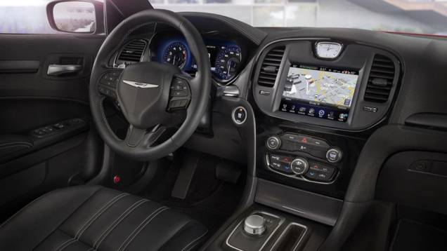 Chrysler 300 modelo 2015 lançado no Salão de Los Angeles | <a href="https://quatrorodas.abril.com.br/noticias/saloes/losangeles-2014/chrysler-lanca-300-2015-salao-los-angeles-816083.shtml" rel="migration">Leia mais</a> Chrysler 300 modelo 2015 lançado no Salão de Los Angeles | <a href="https://quatrorodas.abril.com.br/noticias/saloes/losangeles-2014/chrysler-lanca-300-2015-salao-los-angeles-816083.shtml" rel="migration">Leia mais</a>