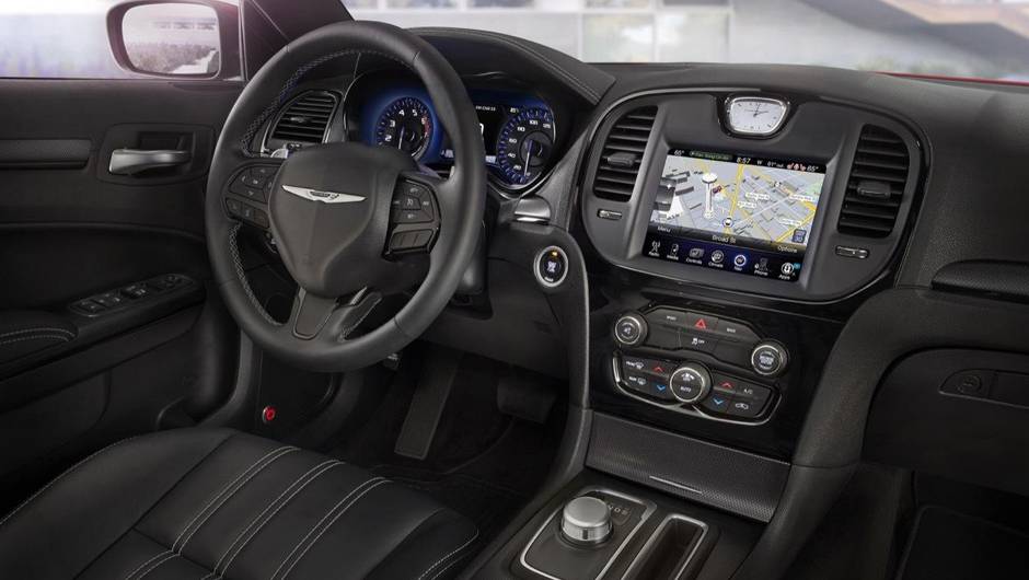 Chrysler 300 modelo 2015 lan&ccedil;ado no Sal&atilde;o de Los Angeles | <a href="https://quatrorodas.abril.com.br/noticias/saloes/losangeles-2014/chrysler-lanca-300-2015-salao-los-angeles-816083.shtml" rel="migration">Leia mais</a>