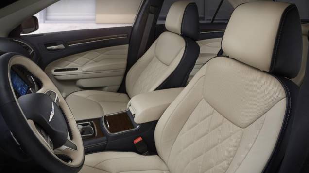 Chrysler 300 modelo 2015 lançado no Salão de Los Angeles | <a href="https://quatrorodas.abril.com.br/noticias/saloes/losangeles-2014/chrysler-lanca-300-2015-salao-los-angeles-816083.shtml" rel="migration">Leia mais</a> Chrysler 300 modelo 2015 lançado no Salão de Los Angeles | <a href="https://quatrorodas.abril.com.br/noticias/saloes/losangeles-2014/chrysler-lanca-300-2015-salao-los-angeles-816083.shtml" rel="migration">Leia mais</a>