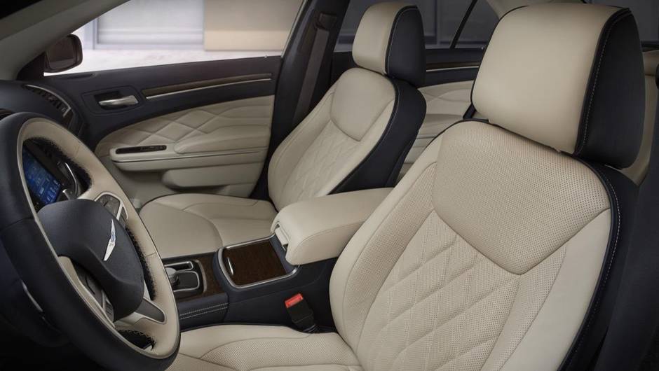 Chrysler 300 modelo 2015 lan&ccedil;ado no Sal&atilde;o de Los Angeles | <a href="https://quatrorodas.abril.com.br/noticias/saloes/losangeles-2014/chrysler-lanca-300-2015-salao-los-angeles-816083.shtml" rel="migration">Leia mais</a>