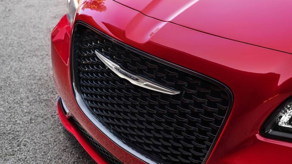 Chrysler 300 modelo 2015 lançado no Salão de Los Angeles | <a href="http://quatrorodas.abril.com.br/noticias/saloes/losangeles-2014/chrysler-lanca-300-2015-salao-los-angeles-816083.shtml" rel="migration">Leia mais</a>