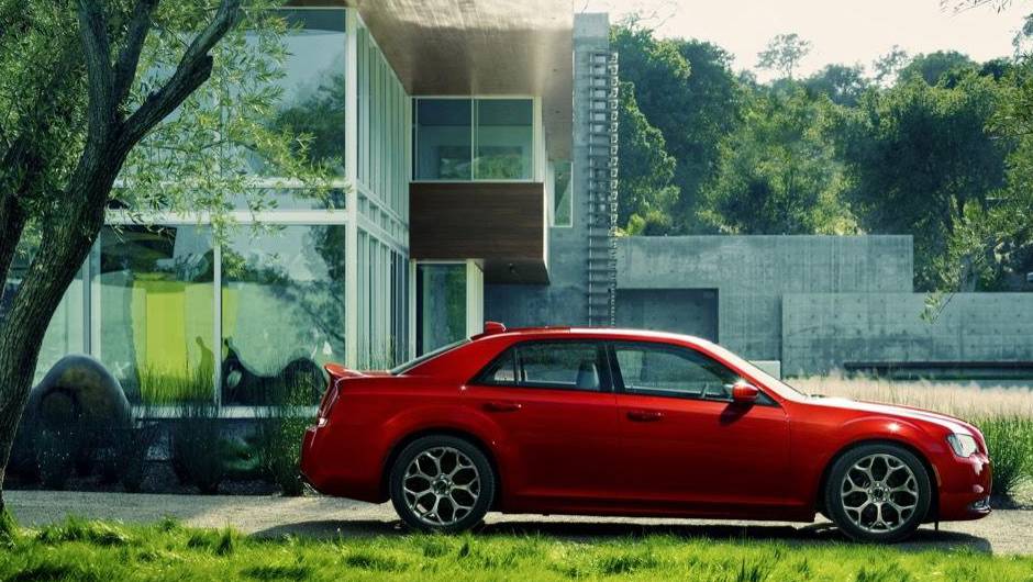 Chrysler 300 modelo 2015 lan&ccedil;ado no Sal&atilde;o de Los Angeles | <a href="https://quatrorodas.abril.com.br/noticias/saloes/losangeles-2014/chrysler-lanca-300-2015-salao-los-angeles-816083.shtml" rel="migration">Leia mais</a>