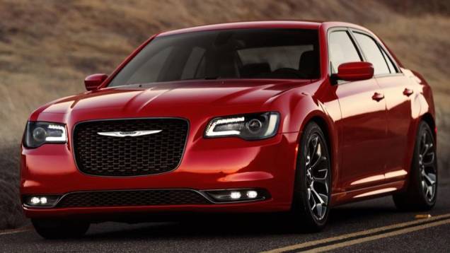 Chrysler 300 modelo 2015 lançado no Salão de Los Angeles | <a href="https://quatrorodas.abril.com.br/noticias/saloes/losangeles-2014/chrysler-lanca-300-2015-salao-los-angeles-816083.shtml" rel="migration">Leia mais</a> Chrysler 300 modelo 2015 lançado no Salão de Los Angeles | <a href="https://quatrorodas.abril.com.br/noticias/saloes/losangeles-2014/chrysler-lanca-300-2015-salao-los-angeles-816083.shtml" rel="migration">Leia mais</a>