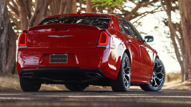 Chrysler 300 modelo 2015 lançado no Salão de Los Angeles | <a href="https://quatrorodas.abril.com.br/noticias/saloes/losangeles-2014/chrysler-lanca-300-2015-salao-los-angeles-816083.shtml" rel="migration">Leia mais</a>