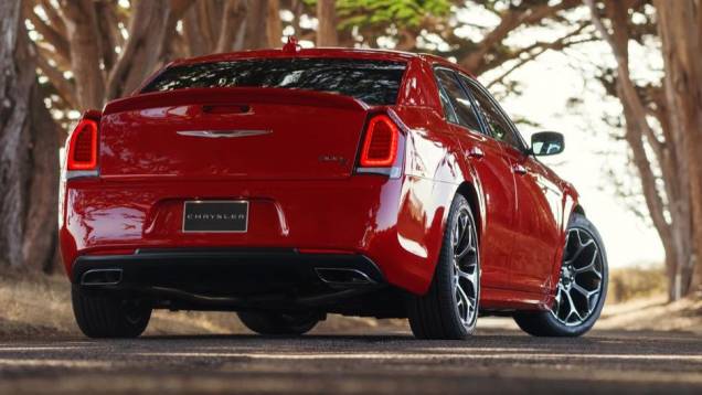 Chrysler 300 modelo 2015 lançado no Salão de Los Angeles | <a href="https://quatrorodas.abril.com.br/noticias/saloes/losangeles-2014/chrysler-lanca-300-2015-salao-los-angeles-816083.shtml" rel="migration">Leia mais</a> Chrysler 300 modelo 2015 lançado no Salão de Los Angeles | <a href="https://quatrorodas.abril.com.br/noticias/saloes/losangeles-2014/chrysler-lanca-300-2015-salao-los-angeles-816083.shtml" rel="migration">Leia mais</a>