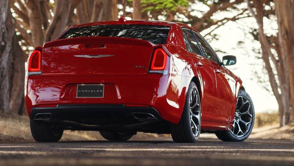 Chrysler 300 modelo 2015 lan&ccedil;ado no Sal&atilde;o de Los Angeles | <a href="https://quatrorodas.abril.com.br/noticias/saloes/losangeles-2014/chrysler-lanca-300-2015-salao-los-angeles-816083.shtml" rel="migration">Leia mais</a>