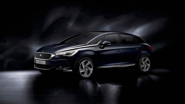 Com novo visual, hatch traz laterais com novos detalhes cromados | <a href="https://quatrorodas.abril.com.br/noticias/saloes/genebra-2015/ds5-nova-cara-oficialmente-revelado-837002.shtml" rel="migration">Leia mais</a> Com novo visual, hatch traz laterais com novos detalhes cromados | <a href="https://quatrorodas.abril.com.br/noticias/saloes/genebra-2015/ds5-nova-cara-oficialmente-revelado-837002.shtml" rel="migration">Leia mais</a>