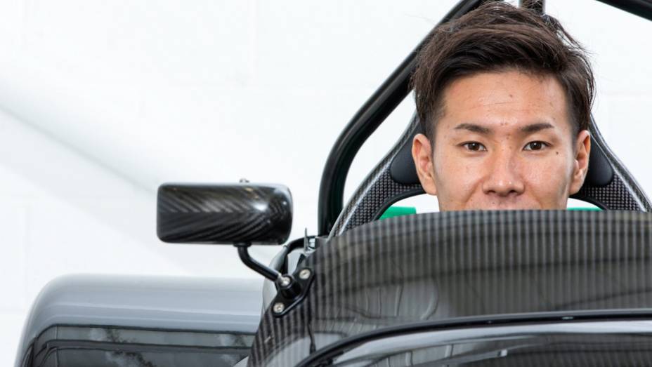 Caterham Seven Kamui Kobayashi Limited Edition | <a href="https://quatrorodas.abril.com.br/noticias/mercado/caterham-lanca-seven-kamui-kobayashi-limited-edition-784171.shtml" rel="migration">Leia mais</a>