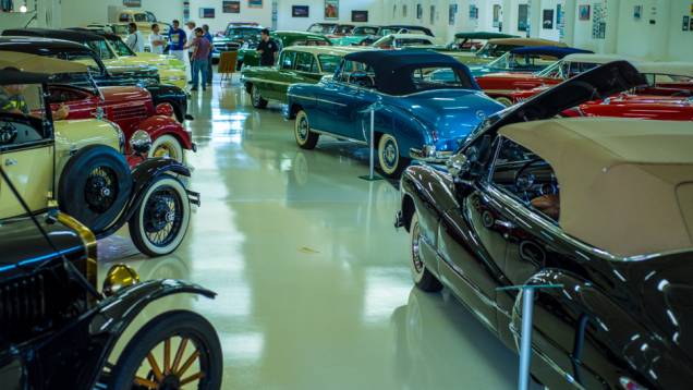 Dos antigos Ford Modelo A até os gigantescos sedãs dos anos 50 e 60, não faltam exemplares de colecionador