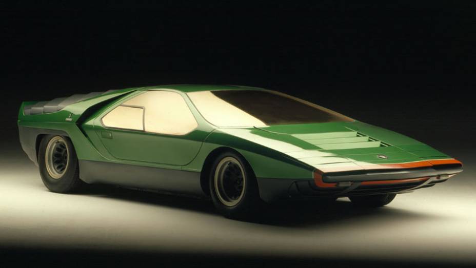 Alfa Romeo Carabo (1968) - Com um motor V8 central de corrida, foi puro exercício de futurismo de Marcello Gandini para a Bertone em 1968. Suas portas abriam ao estilo tesoura e os faróis se escondiam com persianas.