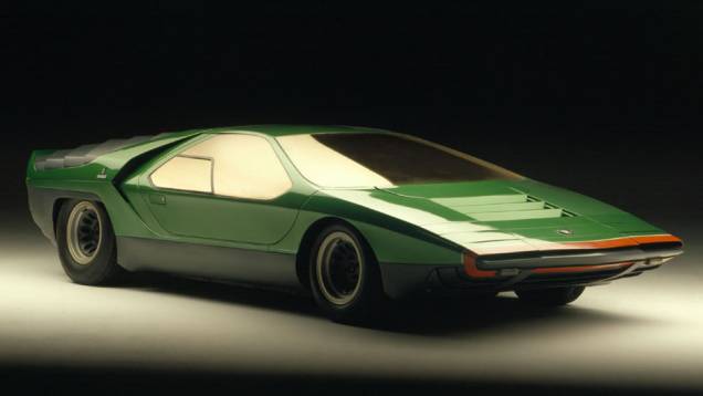 Alfa Romeo Carabo (1968) - Com um motor V8 central de corrida, foi puro exercício de futurismo de Marcello Gandini para a Bertone em 1968. Suas portas abriam ao estilo tesoura e os faróis se escondiam com persianas.