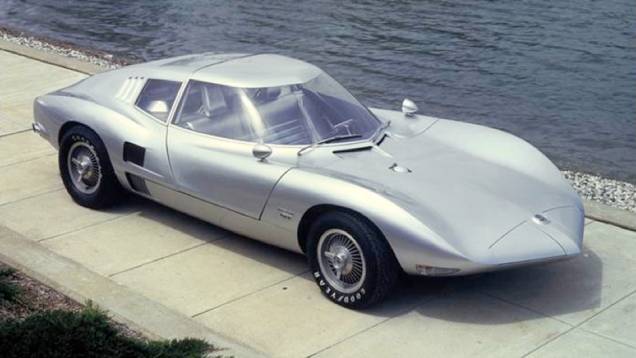 Chevrolet Corvair Monza GT (1963) - Desenhado por Larry Shinoda sem colunas A e com teto basculável em 2 partes, inaugurou uma série de conceitos da GM com motor central - do Corvair - e influenciou do Corvette ao Opel GT.