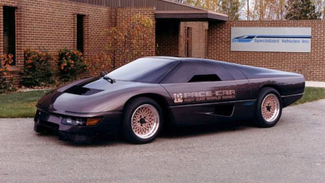 Dodge M4S Turbo Interceptor (1984) - Lembrado pelo filme Wraith - A Aparição (1986), ele apareceu no Salão de Detroit e se tornou pace car naquele ano. O motor central de 4 cilindros e 2.2 litros recebeu 2 turbos. Rendia 440 cv.