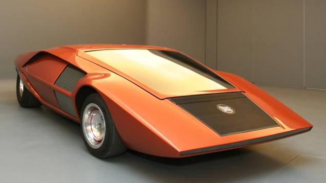 Lancia Stratos 0 (1970) - O formato de calço de porta era tendência na época. Destaque no Salão de Turim, usava um V4 central de 1/6 litros sob capô triangular. O Stratos de produção em nada se parecia com ele.