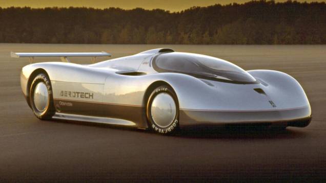 Oldsmobile Aerotech (1987-1992) - Para bater recorde de velocidade, um motor de quatro cilindros e 2.0 litros turbinado e super preparado para gerar 900 cv para começar. Dos Aerotech construídos, um passou de 464 km/h.