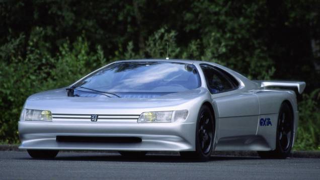 Peugeot Oxia (1988) - Futurista e ousado, mas todo coerente com o design da marca na época, ele entregava 680 cv com seus V6 biturbinado central, acompanhado de tração nas quatro rodas. Chegava a 348 km/h.