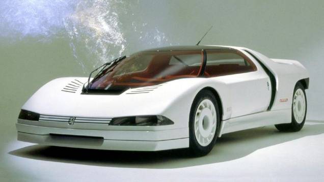 Peugeot Quasar (1984) - 1º da trilogia de superesportivos oitentistas da marca, ele já adotava dois turbos para seu 4-cilindros de 1.6 litro render 600 cv. Portas tipo tesoura e motor central exposto eram suas marcas visuais.