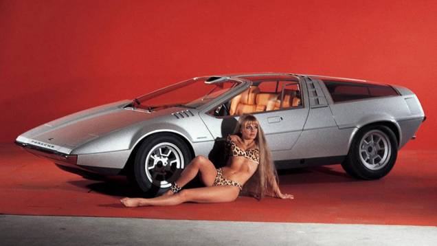 Porsche Tapiro (1970) - Visualmente, tinha tudo a ver com o estilo Italdesign, mas nada com Porsche. Portas e traseira abriam ao estilo asa de gaivota. Já o motor boxer de 6 cilindros e 2.4 litros e a mecânica vinham do 914. Porsche Tapiro (1970) - Visualmente, tinha tudo a ver com o estilo Italdesign, mas nada com Porsche. Portas e traseira abriam ao estilo asa de gaivota. Já o motor boxer de 6 cilindros e 2.4 litros e a mecânica vinham do 914.