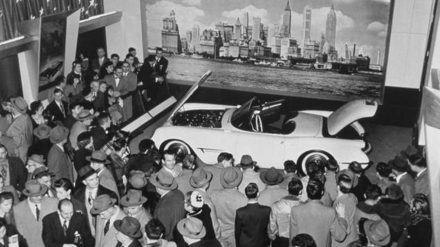 Primeiro Corvette foi exibido ao público em 1953 | <a href="https://quatrorodas.abril.com.br/classicos/faixa/chevrolet-corvette-completa-60-anos-691868.shtml" rel="migration">Leia mais</a>