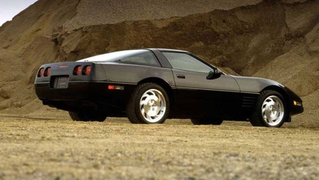 Configuração esportiva ZR1 do modelo foi lançada em 1990 | <a href="https://quatrorodas.abril.com.br/classicos/faixa/chevrolet-corvette-completa-60-anos-691868.shtml" rel="migration">Leia mais</a>