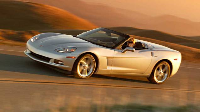 Corvette C6 foi lançado em 2005 com motor LS1, um 6.0 V8 de 400 cv | <a href="https://quatrorodas.abril.com.br/classicos/faixa/chevrolet-corvette-completa-60-anos-691868.shtml" rel="migration">Leia mais</a>