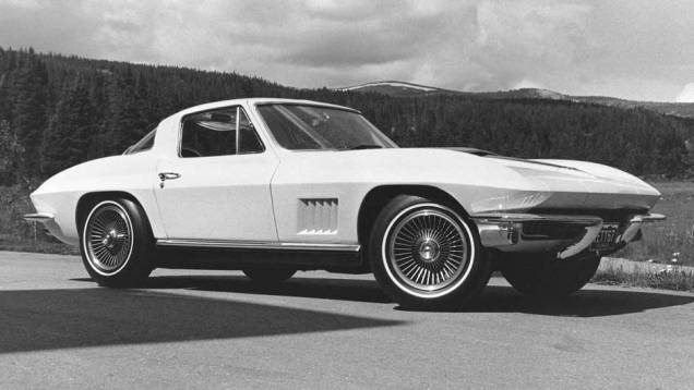 Corvette C2 foi lançado com motor V8 capaz de produzir até 360 cv | <a href="https://quatrorodas.abril.com.br/classicos/faixa/chevrolet-corvette-completa-60-anos-691868.shtml" rel="migration">Leia mais</a>