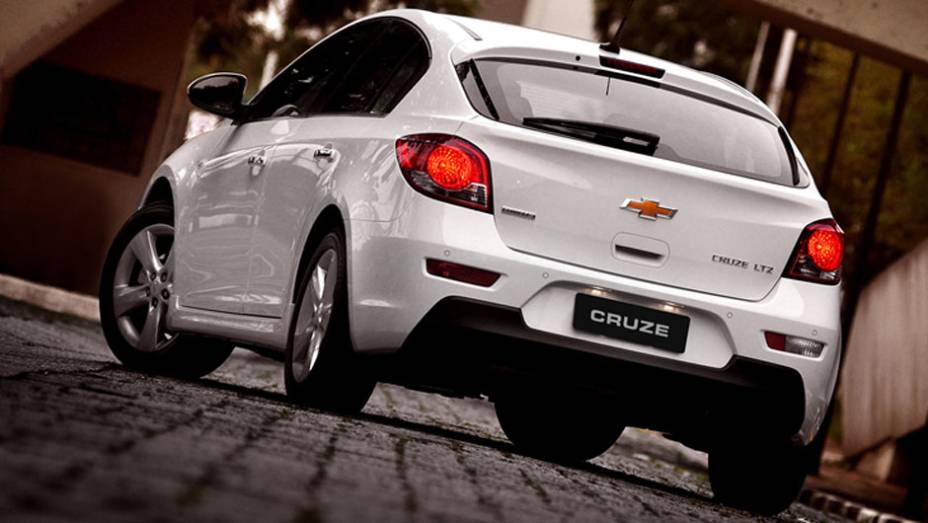 Luzes de neblina e ré ficam no para-choque, ao lado da placa | <a href="https://quatrorodas.abril.com.br/carros/lancamentos/chevrolet-cruze-sport6-681589.shtml" rel="migration">Leia mais</a>