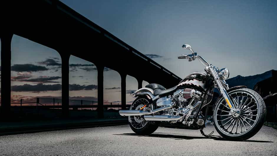 O estilo Drag Custom &eacute; real&ccedil;ado pela pintura customizada, oferecida pela primeira vez como item de s&eacute;rie | <a href="https://quatrorodas.abril.com.br/moto/noticias/harley-davidson-tres-novidades-ao-salao-duas-rodas-756391.shtml" rel="migration">Leia mais</a>