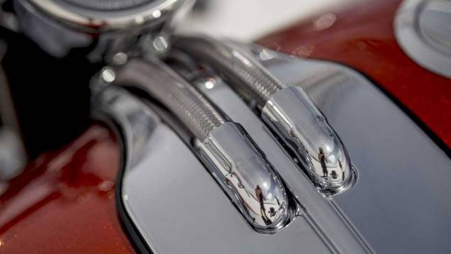 Cheia de detalhes exclusivos, a motocicleta abusa dos cromados | <a href="https://quatrorodas.abril.com.br/moto/noticias/harley-davidson-tres-novidades-ao-salao-duas-rodas-756391.shtml" rel="migration">Leia mais</a> Cheia de detalhes exclusivos, a motocicleta abusa dos cromados | <a href="https://quatrorodas.abril.com.br/moto/noticias/harley-davidson-tres-novidades-ao-salao-duas-rodas-756391.shtml" rel="migration">Leia mais</a>