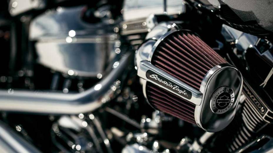 O filtro de ar Screaming Eagle é estilo Ventilator, otimizando o desempenho da moto | <a href="https://quatrorodas.abril.com.br/moto/noticias/harley-davidson-tres-novidades-ao-salao-duas-rodas-756391.shtml" rel="migration">Leia mais</a>