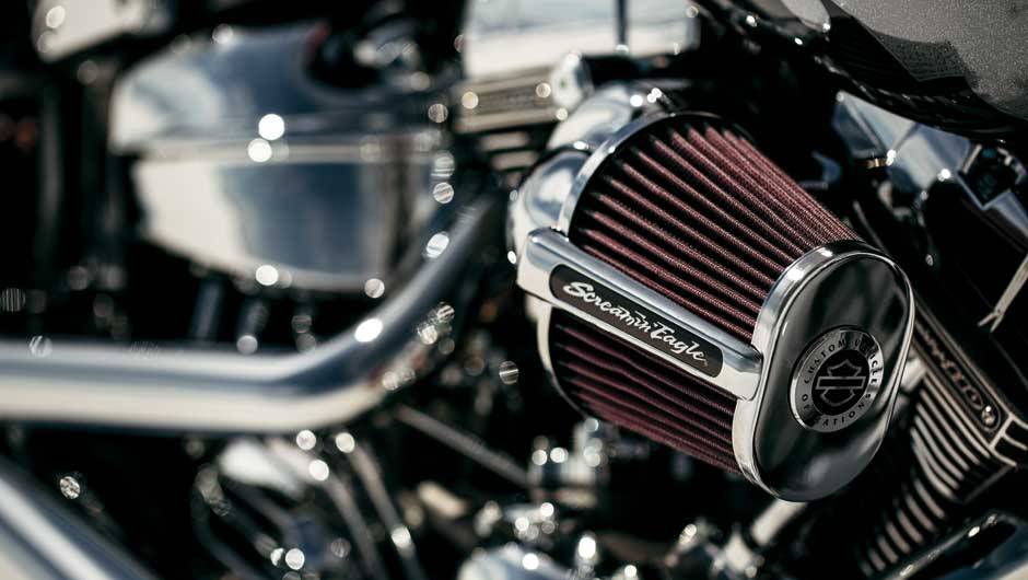 O filtro de ar Screaming Eagle &eacute; estilo Ventilator, otimizando o desempenho da moto | <a href="https://quatrorodas.abril.com.br/moto/noticias/harley-davidson-tres-novidades-ao-salao-duas-rodas-756391.shtml" rel="migration">Leia mais</a>