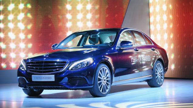 Mercedes-Benz C350 Plug-in Hybrid | <a href="https://quatrorodas.abril.com.br/noticias/saloes/detroit-2015/mercedes-mostra-c350-plug-in-hybrid-824600.shtml" rel="migration">Leia mais</a> | <a href="https://quatrorodas.abril.com.br/galerias/saloes/detroit-2015/direto-detroit-p" rel="migration"></a>