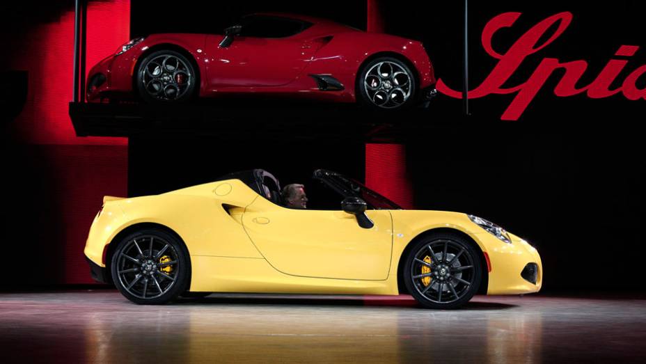 Alfa Romeo 4C Spider | <a href="https://quatrorodas.abril.com.br/noticias/saloes/detroit-2015/alfa-romeo-4c-spider-surge-detroit-824361.shtml" rel="migration">Leia mais</a> | <a href="https://quatrorodas.abril.com.br/galerias/saloes/detroit-2015/direto-detroit-parte-2-825561." rel="migration"></a>