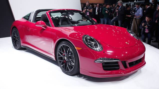 Porsche 911 Targa 4 GTS | <a href="https://quatrorodas.abril.com.br/noticias/saloes/detroit-2015/porsche-911-targa-4-gts-revelado-824800.shtml" rel="migration">Leia mais</a> | <a href="https://quatrorodas.abril.com.br/galerias/saloes/detroit-2015/direto-detroit-parte-2-825561" rel="migration"></a>