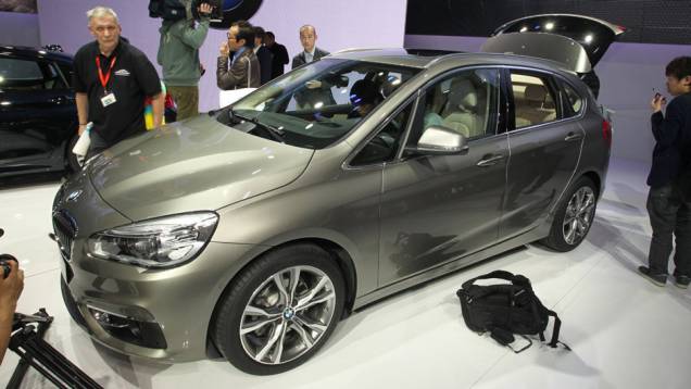 BMW Série 2 Active Tourer | <a href="https://quatrorodas.abril.com.br/noticias/saloes/genebra-2014/bmw-mostra-serie-2-active-tourer-completo-773485.shtml" rel="migration">Leia mais</a>| <a href="https://quatrorodas.abril.com.br/galerias/saloes/genebra/2014/direto-genebra-par" rel="migration"></a> BMW Série 2 Active Tourer | <a href="https://quatrorodas.abril.com.br/noticias/saloes/genebra-2014/bmw-mostra-serie-2-active-tourer-completo-773485.shtml" rel="migration">Leia mais</a>| <a href="https://quatrorodas.abril.com.br/galerias/saloes/genebra/2014/direto-genebra-par" rel="migration"></a>