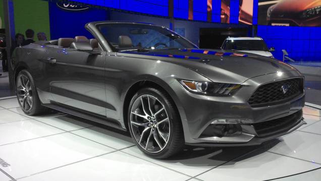 Mustang Cabriolet: ícone da indústria americana, o <em>pony-car</em> aparece na versão sem teto....