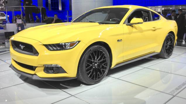 O Mustang também dá o ar da graça na versão cupê, exibida há pouco mais de um mês nos EUA